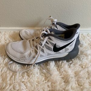 NIKE FREE RUNS 5.0 (size 6.5)